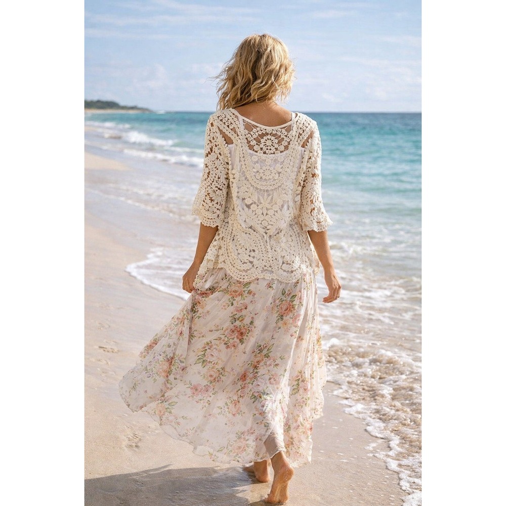 ME My Emblem Beautiful Intricate Crocheted Top. Cream Scalloped Hem Size M